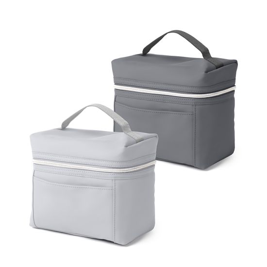 Bolsa térmica em PU, parte interna costurada, com alça de mão e bolso frontal.