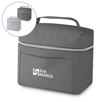 Bolsa térmica em PU, parte interna costurada, com alça de mão e bolso frontal.